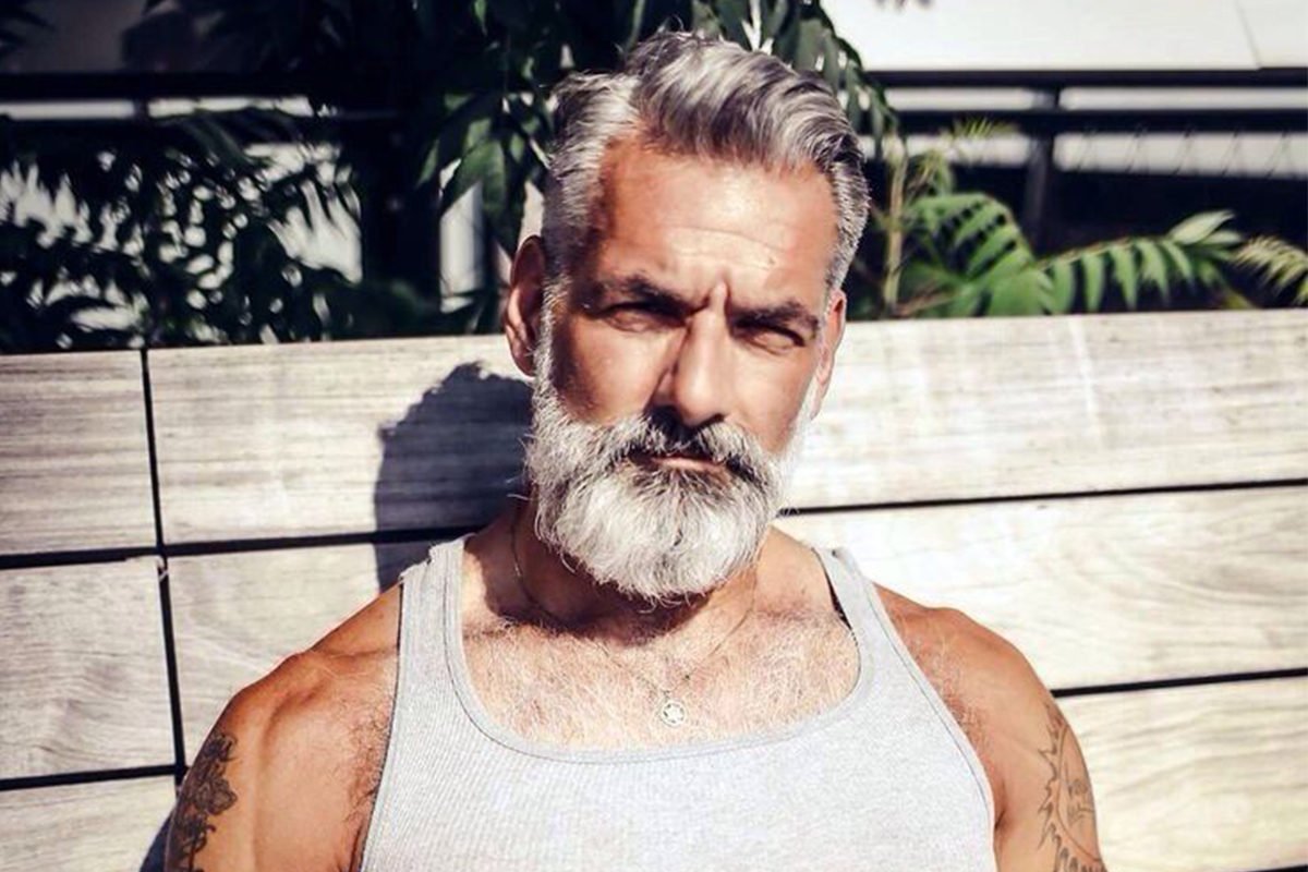 cabelo cacheado grisalho masculino