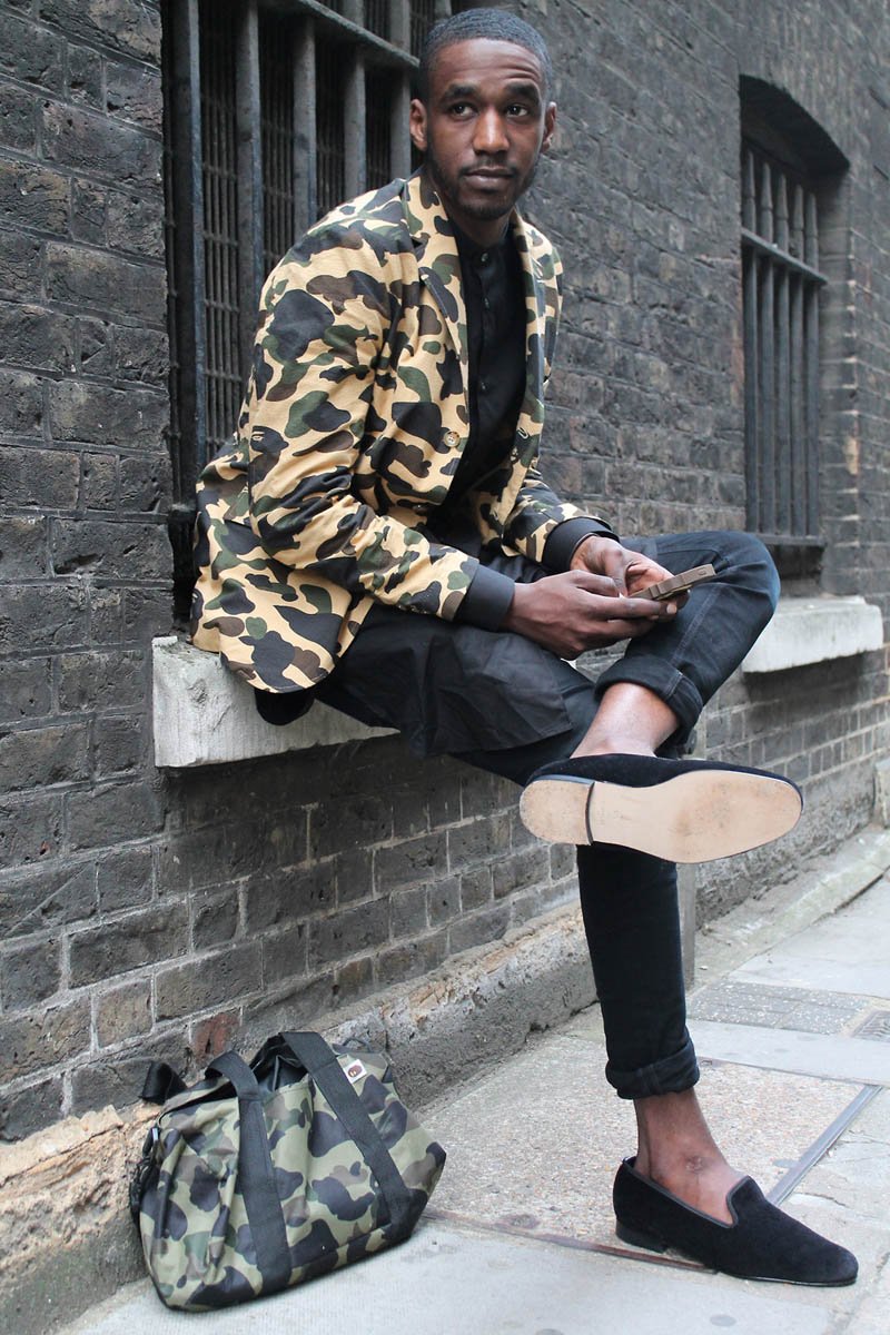 camo-jacket-matching-bag-suede-loafers-black-style